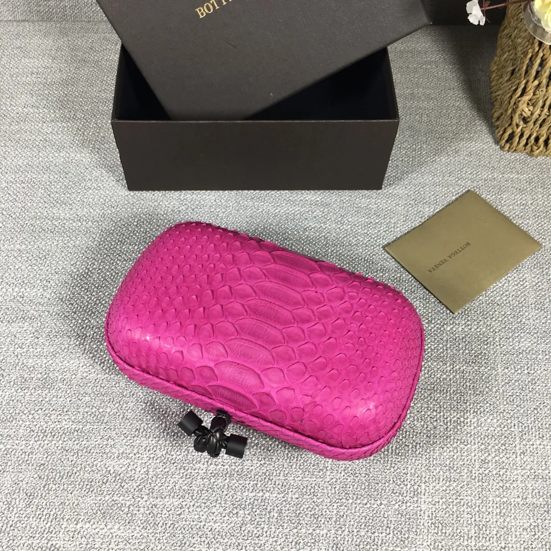 🔥🔥Model No. 8651🔥🔥This elegant clutch bag is one of the most popular handbags in woven bags. It is an interpretation of a classic design that was reintroduced in 2001. Since its launch, the Knot clutch has exhibited exquisite craftsmanship and integrated different styles from low-key to flamboyant. Each new Knot product demonstrates the irresistible and timeless charm of this classic handbag. This luxurious handbag features the signature braided rope buckle and is crafted from rare yellow-ringed forest snake and water snake skins. More charming and luxurious texture. Size: Small 16.5cm